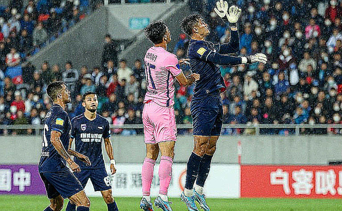 র‍্যামস-জায়ান্টস ২৮-৬: স্কোরবোর্ডের পেছনের রসিদ আর ডার্টের বাঁ হাঁটু